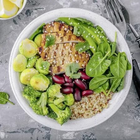 Vollwertige Buddha-Bowl mit Quinoa, Kidneybohnen, Spinat, Rosenkohl und gegrilltem Tofu &ndash; n&auml;hrstoffreiches Powerfood f&uuml;r gesunde Ern&auml;hrung.