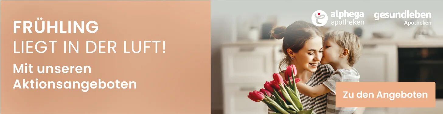 Werbebanner mit Fr&uuml;hlingsmotiv. Links steht auf beigefarbenem Hintergrund: &bdquo;Fr&uuml;hling liegt in der Luft! Mit unseren Aktionsangeboten&ldquo;. Rechts im Bild eine l&auml;chelnde Frau mit Tulpenstrau&szlig;, die von einem kleinen Kind auf die Wange gek&uuml;sst wird. Oben die Logos von &bdquo;alphagea Apotheken&ldquo; und &bdquo;gesundleben Apotheken&ldquo;. Ein Button mit der Aufschrift &bdquo;Zu den Angeboten&ldquo; l&auml;dt zur Aktion ein.