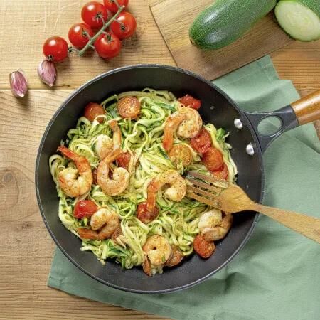 Zucchini-Nudeln mit Garnelen und Tomaten in der Pfanne &ndash; kohlenhydratarme Low-Carb-Alternative f&uuml;r gesundes Abnehmen.