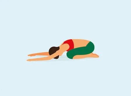 Frau kniet mit ausgestreckten Armen in der Yoga-Kindhaltung auf einer hellblauen Matte.
