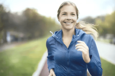 Junge Frau beim Joggen zur F&ouml;rderung der Gesundheit und Vorbeugung gegen Brustkrebs