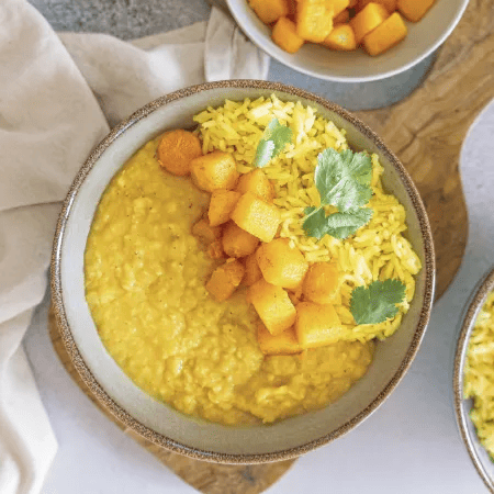 Indisches Ingwer-Dhal mit K&uuml;rbis, Reis und Koriander in einer Sch&uuml;ssel