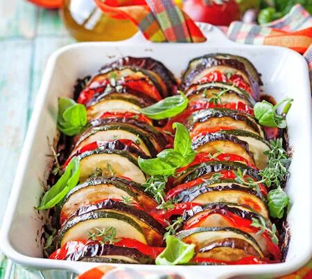 Ratatouille-Ofengericht mit Zucchini, Aubergine, Tomaten und Kräutern in einer Auflauffor