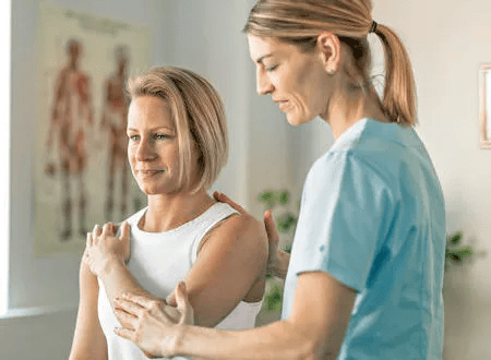 &Auml;rztin untersucht Schulter einer Patientin zur Diagnose rheumatischer Beschwerden.